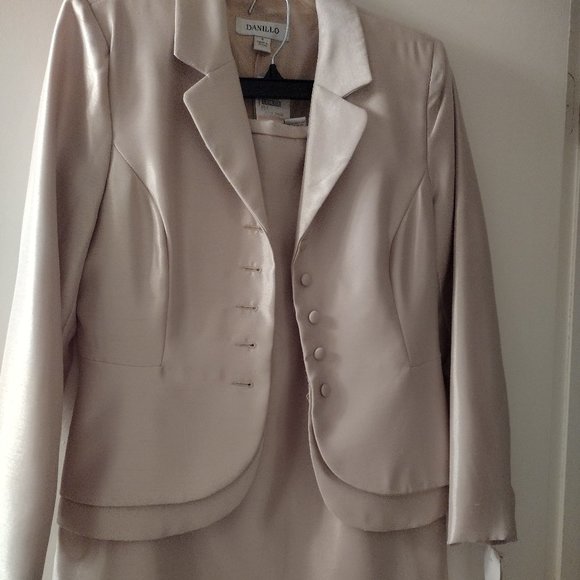 NWT Women's Danillo 2 Piece Long Sleeve Suit & Skirt  Size 6 Champagne Color - Picture 1 of 6